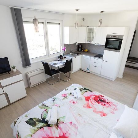 Studio Apartman Moonlight 扎达尔 外观 照片