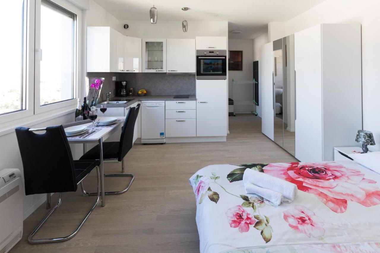 Studio Apartman Moonlight 扎达尔 外观 照片