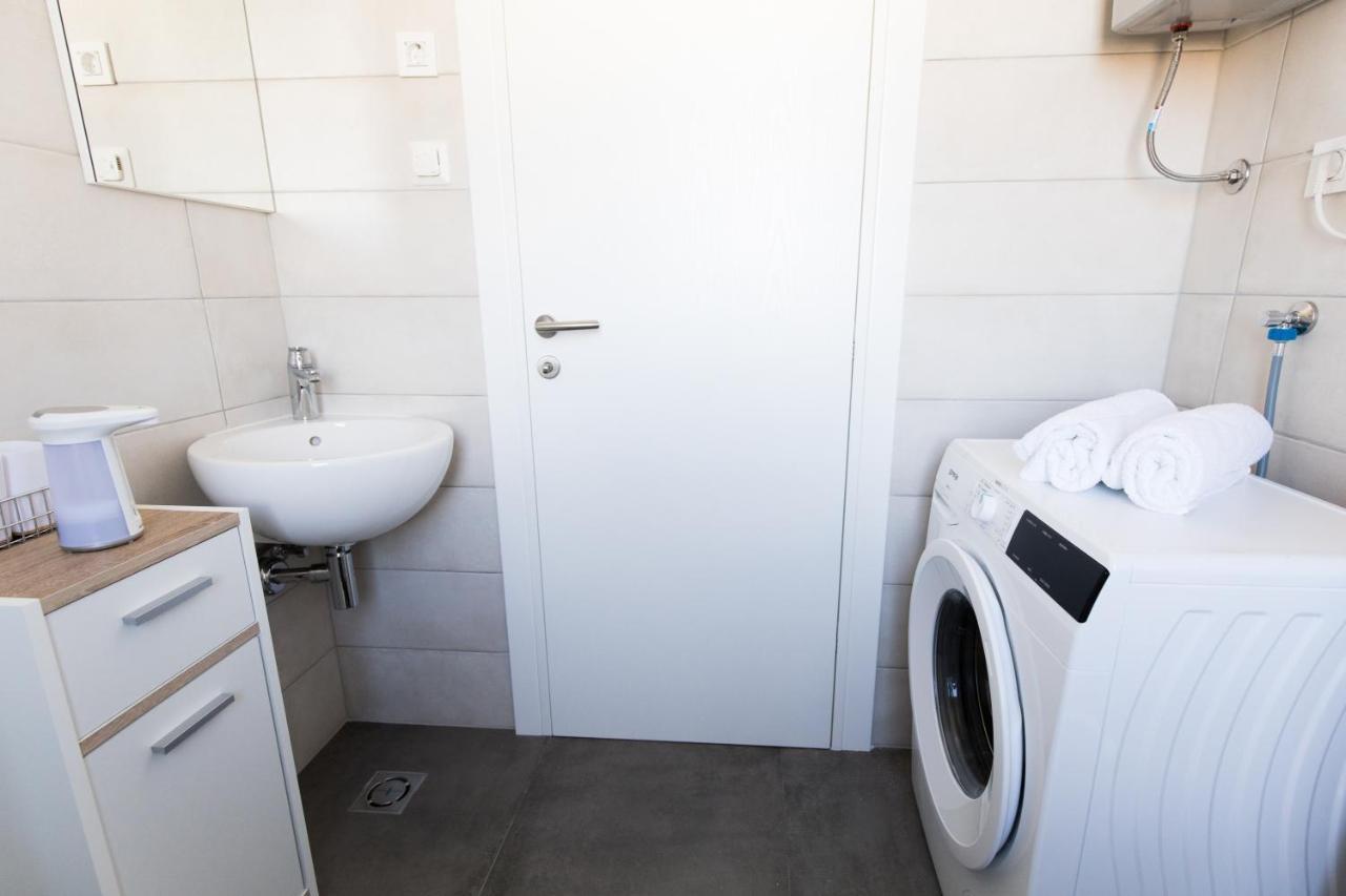 Studio Apartman Moonlight 扎达尔 外观 照片