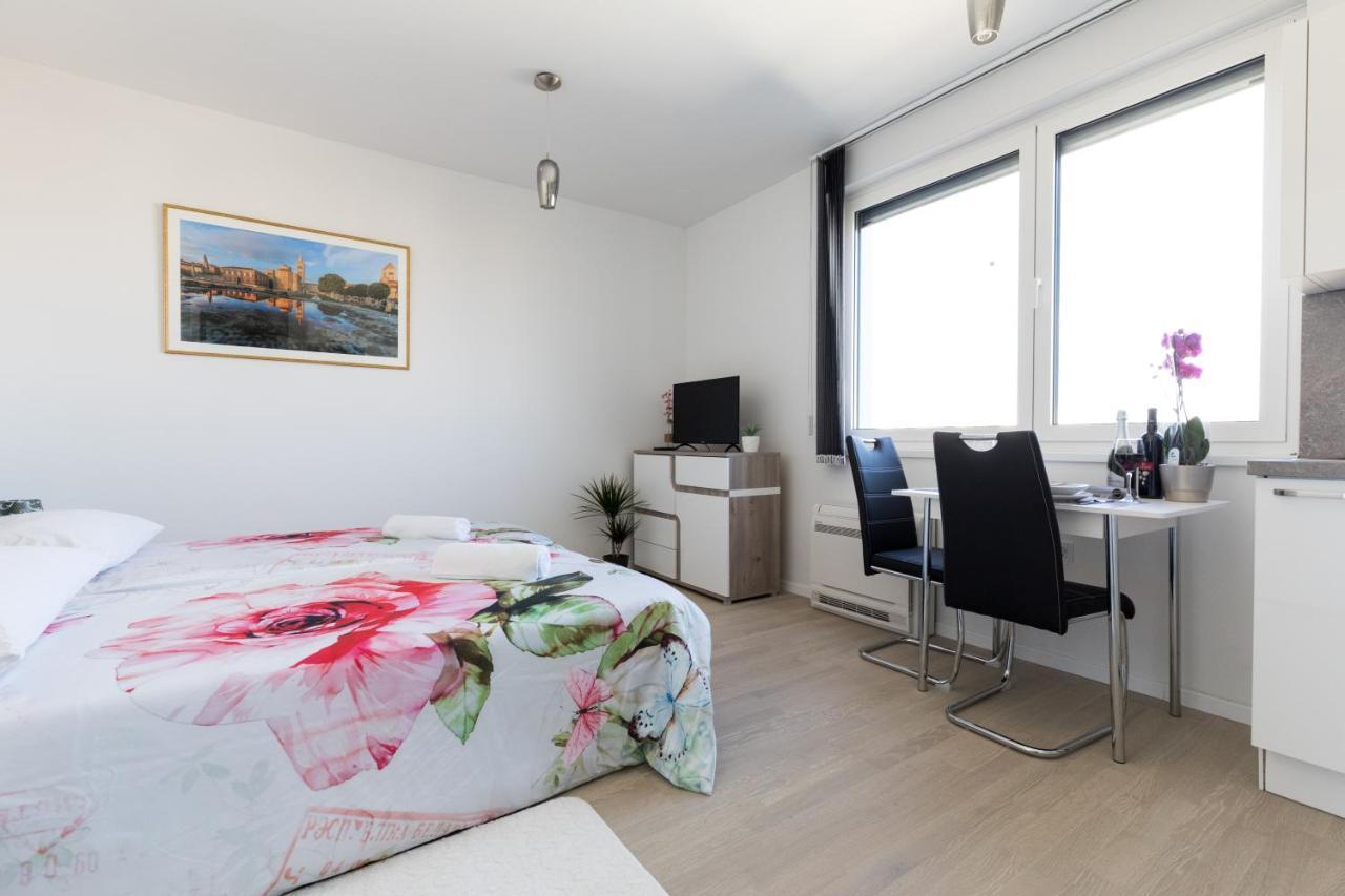 Studio Apartman Moonlight 扎达尔 外观 照片