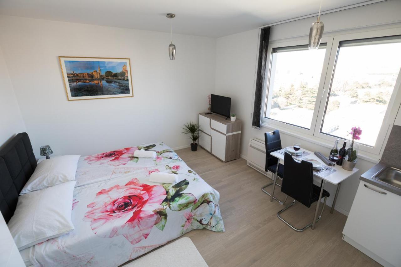 Studio Apartman Moonlight 扎达尔 外观 照片