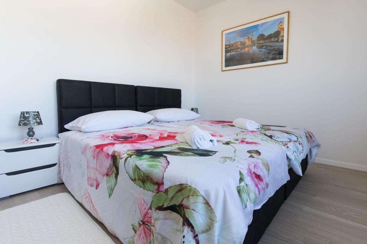 Studio Apartman Moonlight 扎达尔 外观 照片